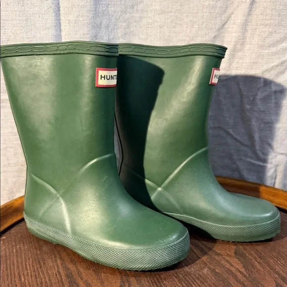 Hunter Kids Green Boots - Picture 2 of 4